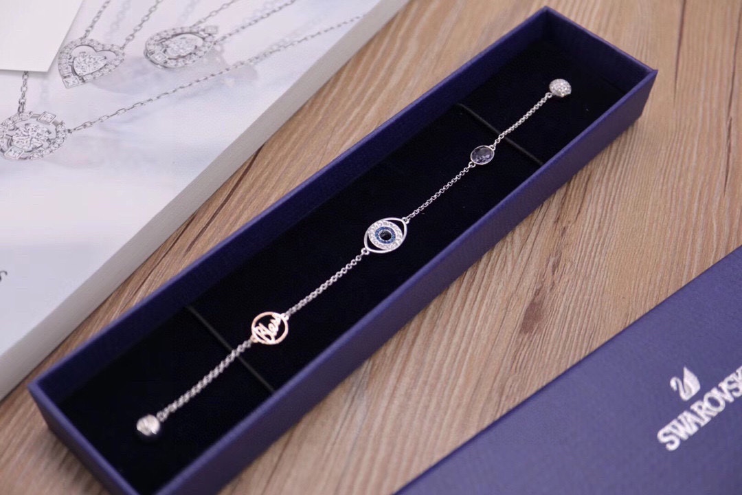 ❤️85包邮/原单代购级别
施华洛世奇Swarovski 恶魔之眼 磁扣手链

充满象征意义的饰链，揉合了恶魔之眼与金属字母等装饰，既可作手链佩戴，又可变成别具一格的包覆式手链束项链或项链。