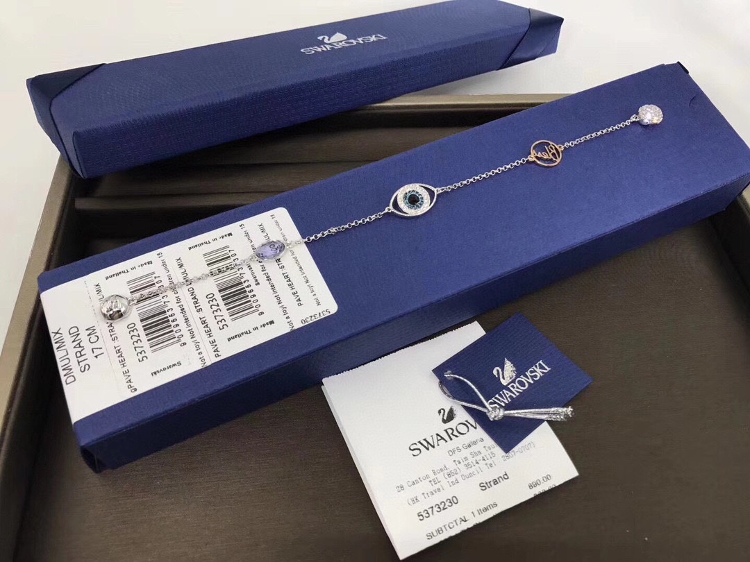 ❤️85包邮/原单代购级别
施华洛世奇Swarovski 恶魔之眼 磁扣手链

充满象征意义的饰链，揉合了恶魔之眼与金属字母等装饰，既可作手链佩戴，又可变成别具一格的包覆式手链束项链或项链。