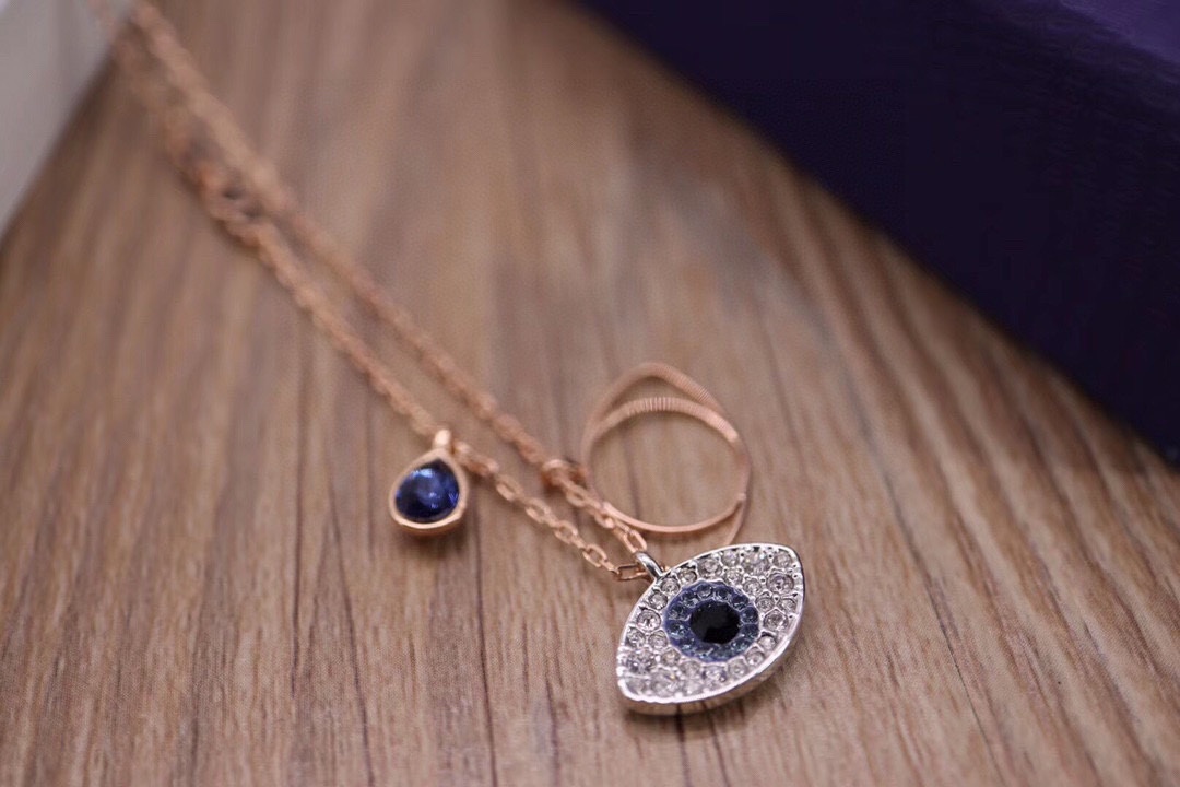 Swarovski 经典款 恶魔之眼锁骨项链 这款链坠可为装扮增添神秘魅力。两枚分别密镶蓝色、黑色和透明