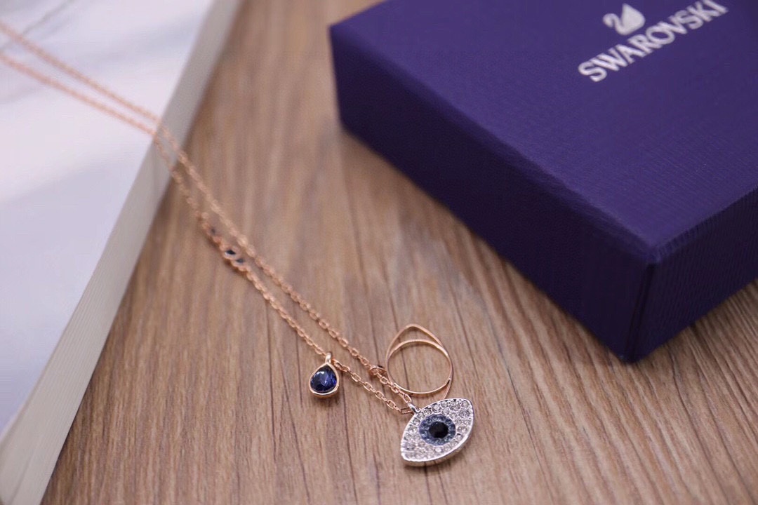 Swarovski 经典款 恶魔之眼锁骨项链 这款链坠可为装扮增添神秘魅力。两枚分别密镶蓝色、黑色和透明