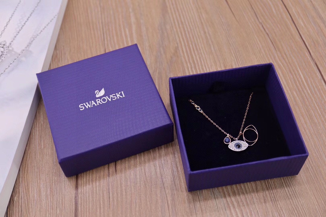 Swarovski 经典款 恶魔之眼锁骨项链 这款链坠可为装扮增添神秘魅力。两枚分别密镶蓝色、黑色和透明