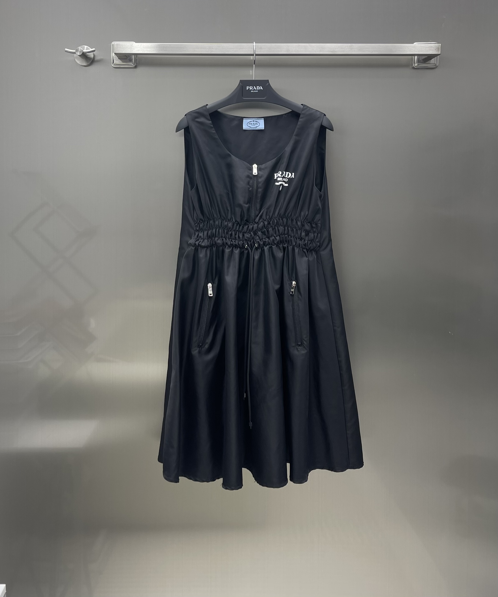 NO:696800,Prad* new product is on the shelves. Recycled sleeveless dress. Custom-made eco-friendly recycled fabric. Stiff and stylish. Brand exclusive LOGO. Waist design. Sleeveless one-piece design. Can be worn alone. Can be paired with inner layers. Cool and fashionable upper body. Age-reducing artifact. Suitable for all body types. High version, prada, skirts,19860909Prad*新品上架 再生无袖连衣裙 定制专属环保再生面料 挺括有型 品牌专属LOGO 收腰设计版型 无袖连身设计 可单穿 可搭配内搭 上身潮酷时尚 减龄神器 适合所有体型 高版本,,prada,skirts,,Women's clothing