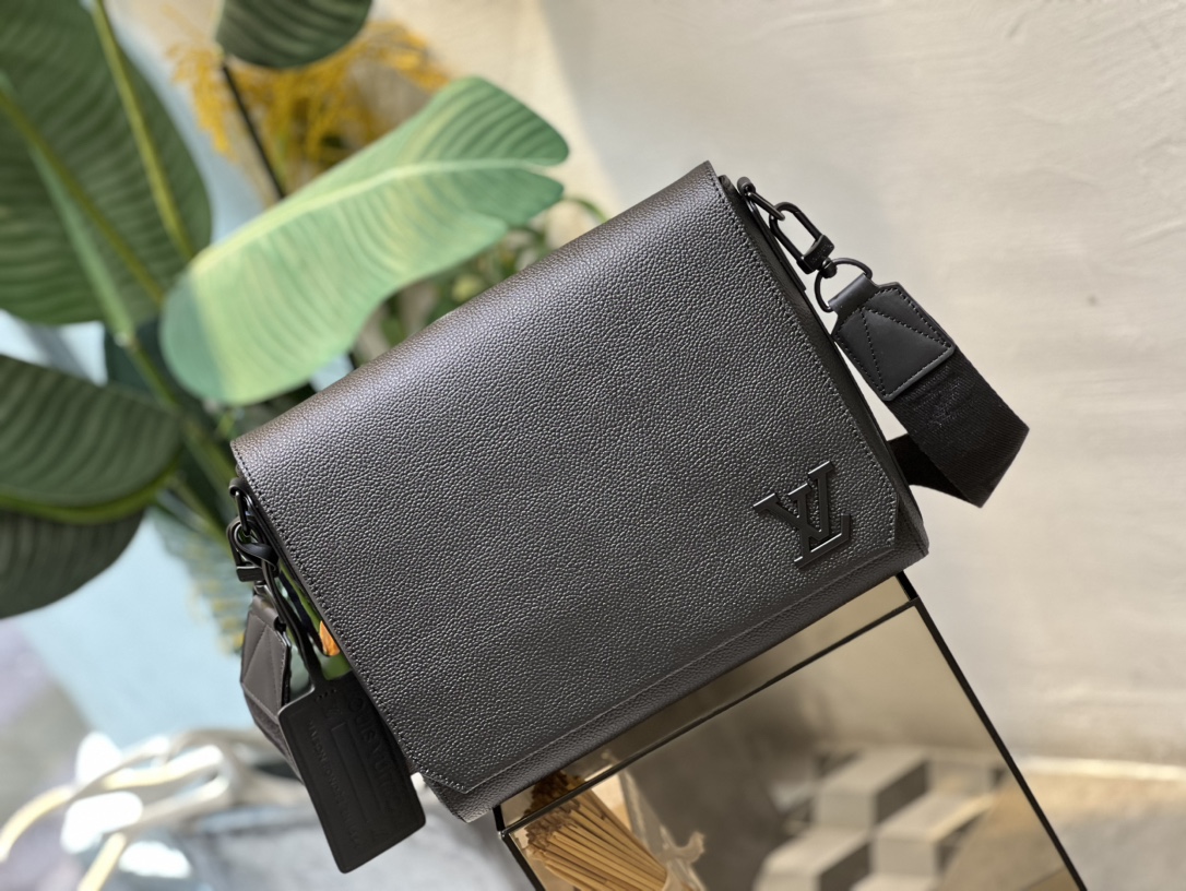 M57080 AEROGRAM Messenger Bag - Bag 2