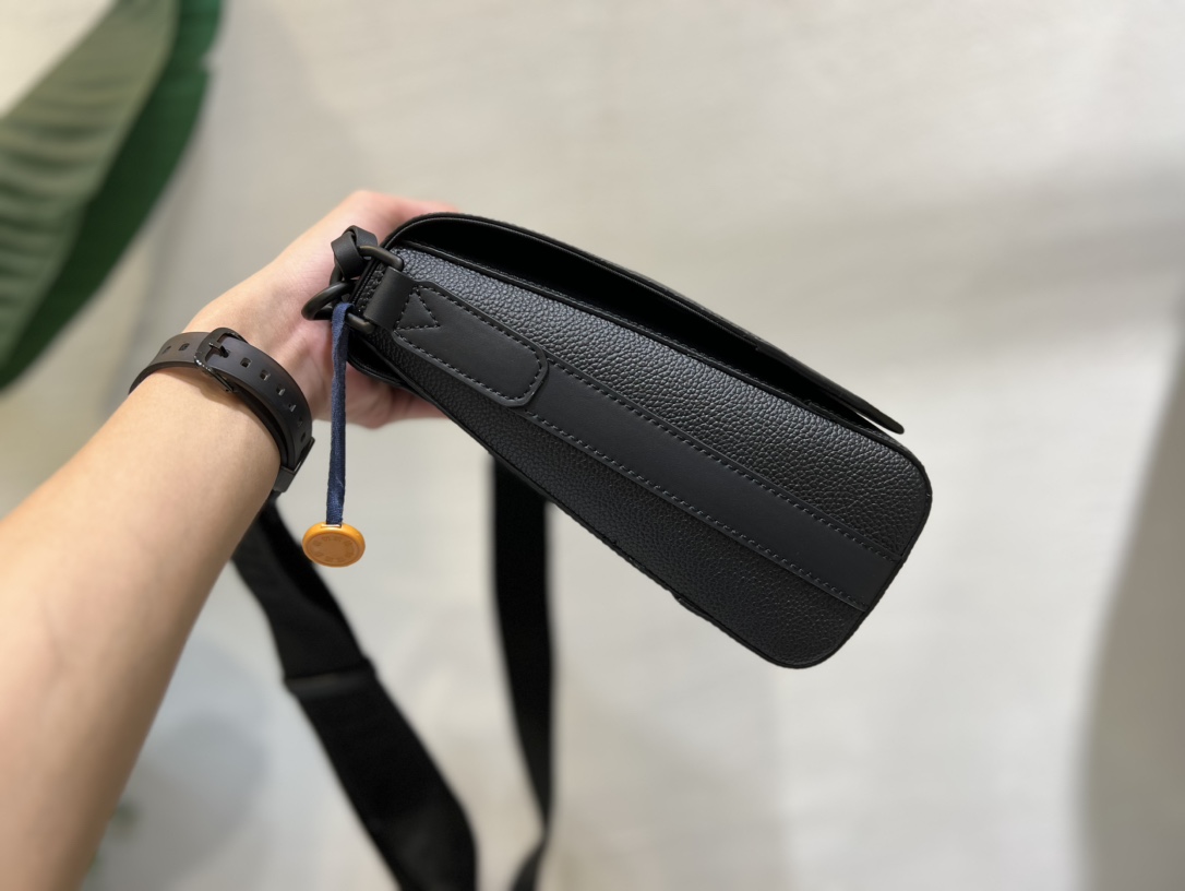 M57080 AEROGRAM Messenger Bag - Bag 3
