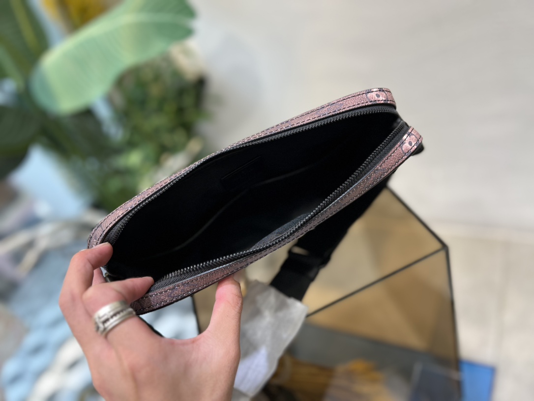 ALPHA Messenger Bag M44165. A standout piece from the Spring-Summer 2019 - Bag 8