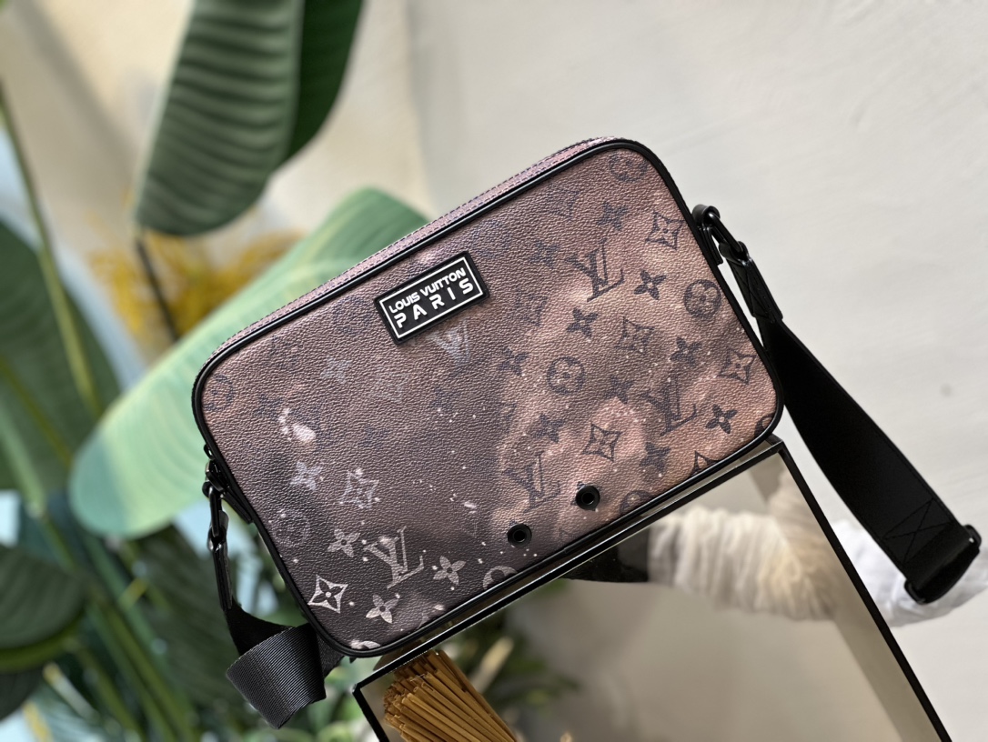 ALPHA Messenger Bag M44165. A standout piece from the Spring-Summer 2019 - Bag 2