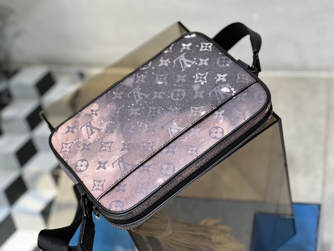 ALPHA Messenger Bag M44165. A standout piece from the Spring-Summer 2019 - Bag 3
