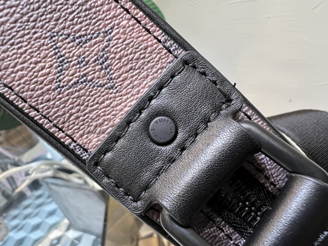 ALPHA Messenger Bag M44165. A standout piece from the Spring-Summer 2019 - Bag 6
