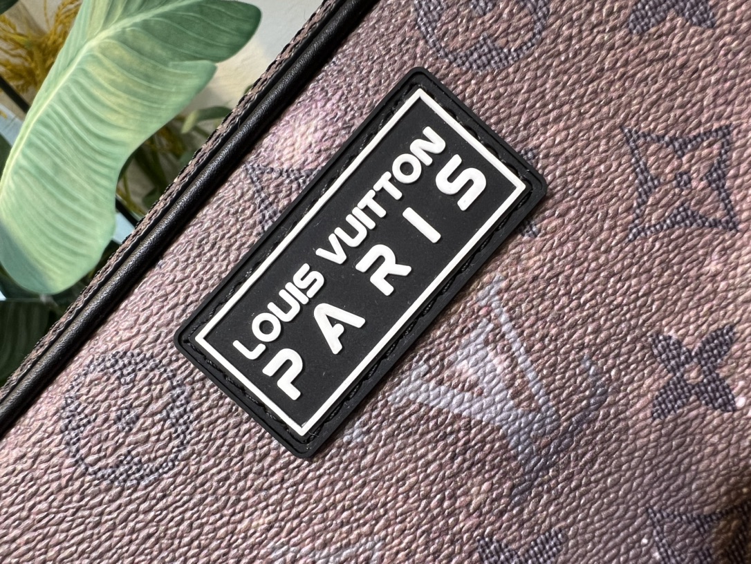 ALPHA Messenger Bag M44165. A standout piece from the Spring-Summer 2019 - Bag 7