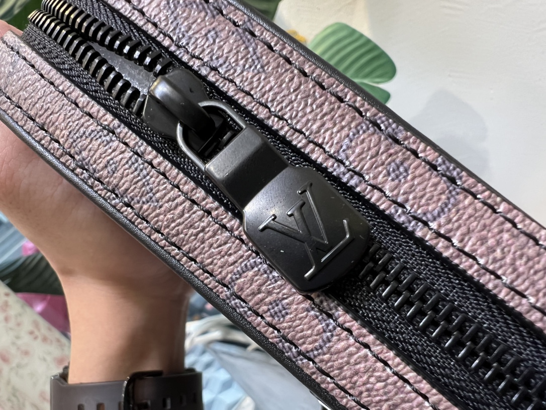 ALPHA Messenger Bag M44165. A standout piece from the Spring-Summer 2019 - Bag 5