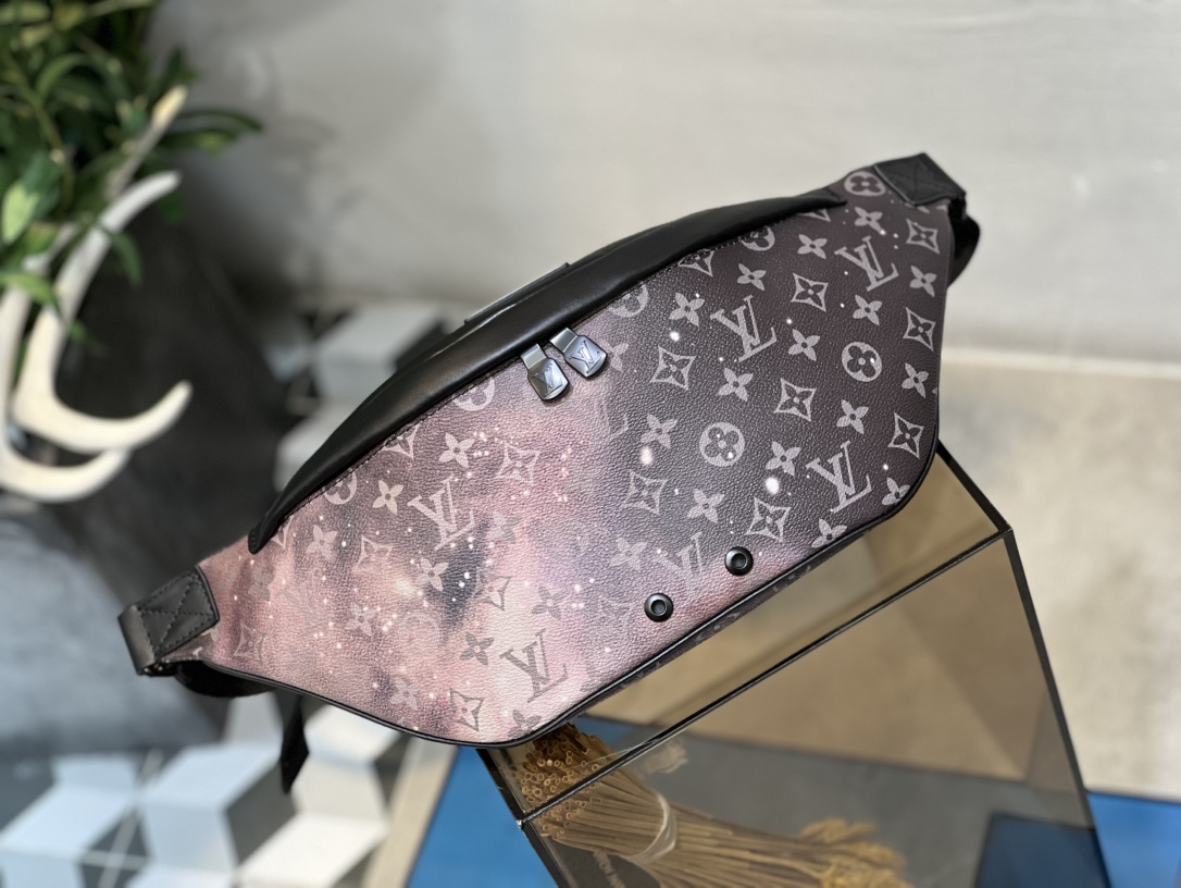 It can be worn as a waist bag - Bag 2