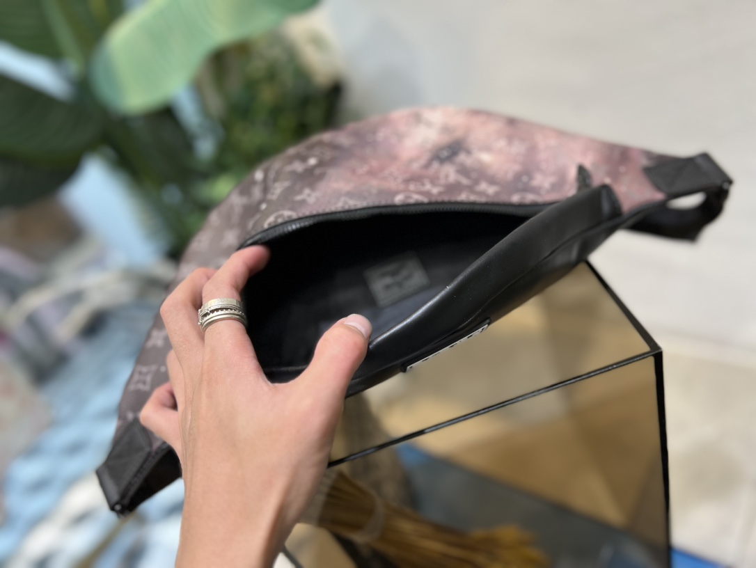 It can be worn as a waist bag - Bag 8