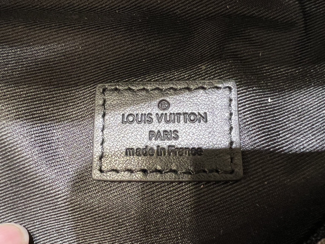 It can be worn as a waist bag - Bag 9