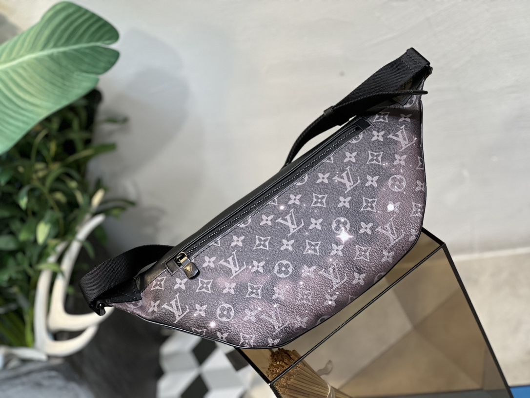 It can be worn as a waist bag - Bag 5