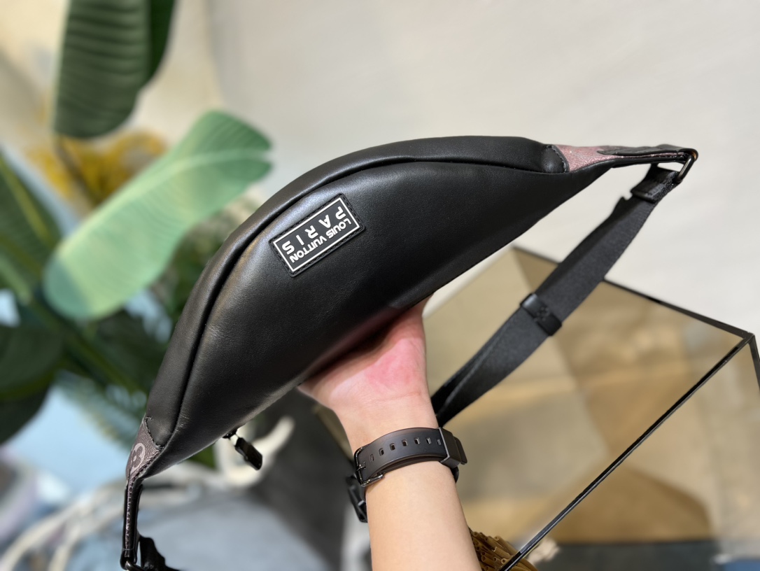 It can be worn as a waist bag - Bag 4