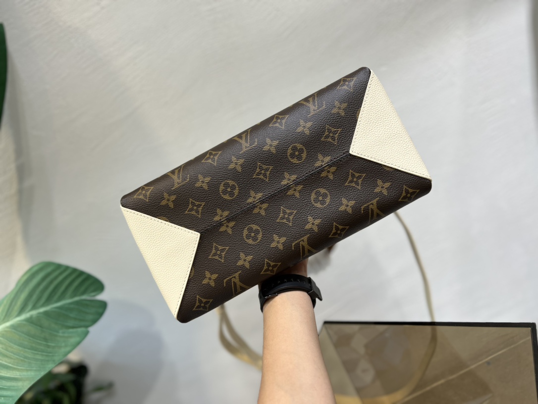 M46507黑 M46495白 Opéra BB 手袋拼接 Monogram 帆布、粒面皮革和光滑皮革,尽显路易威登的标志性格调 4