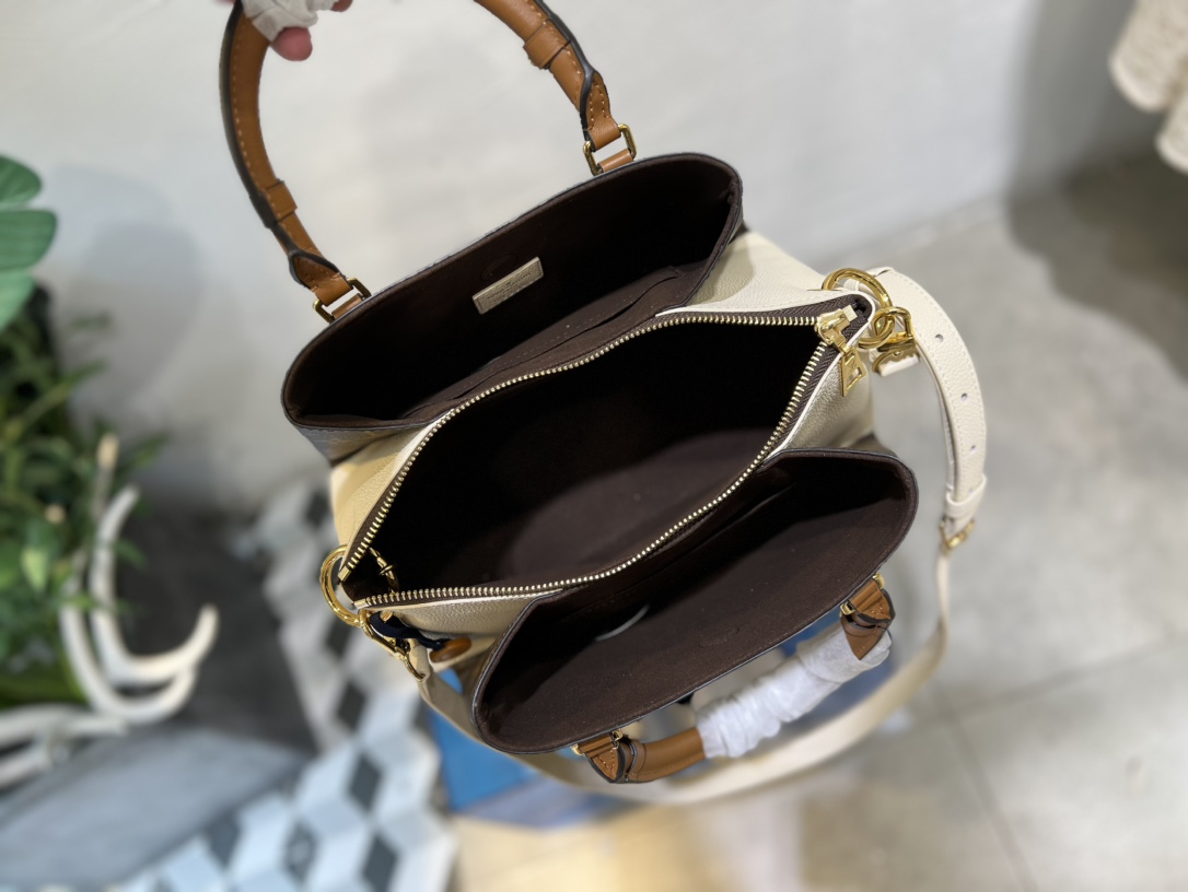 M46507黑 M46495白 Opéra BB 手袋拼接 Monogram 帆布、粒面皮革和光滑皮革,尽显路易威登的标志性格调 8