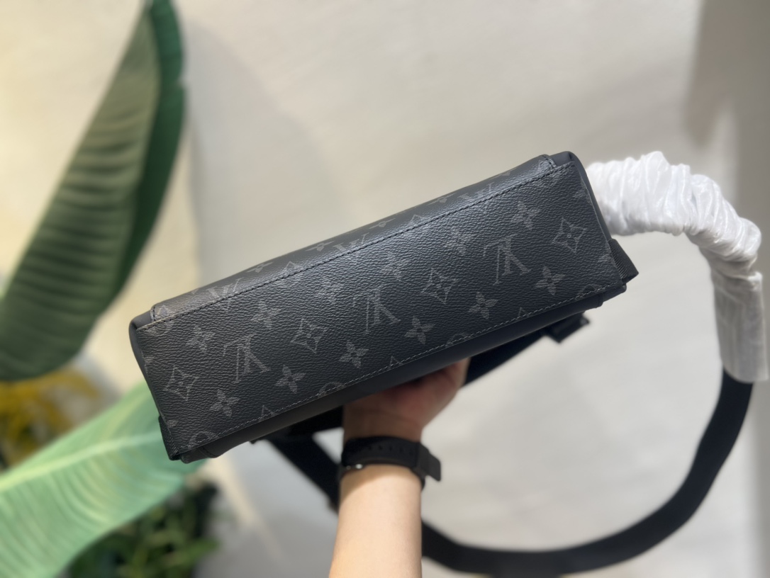 ！以经典学院风格为设计灵感！M40511这款Messenger MM Voyager中号邮差包采用柔软的Monogram Eclipse帆布材质 4