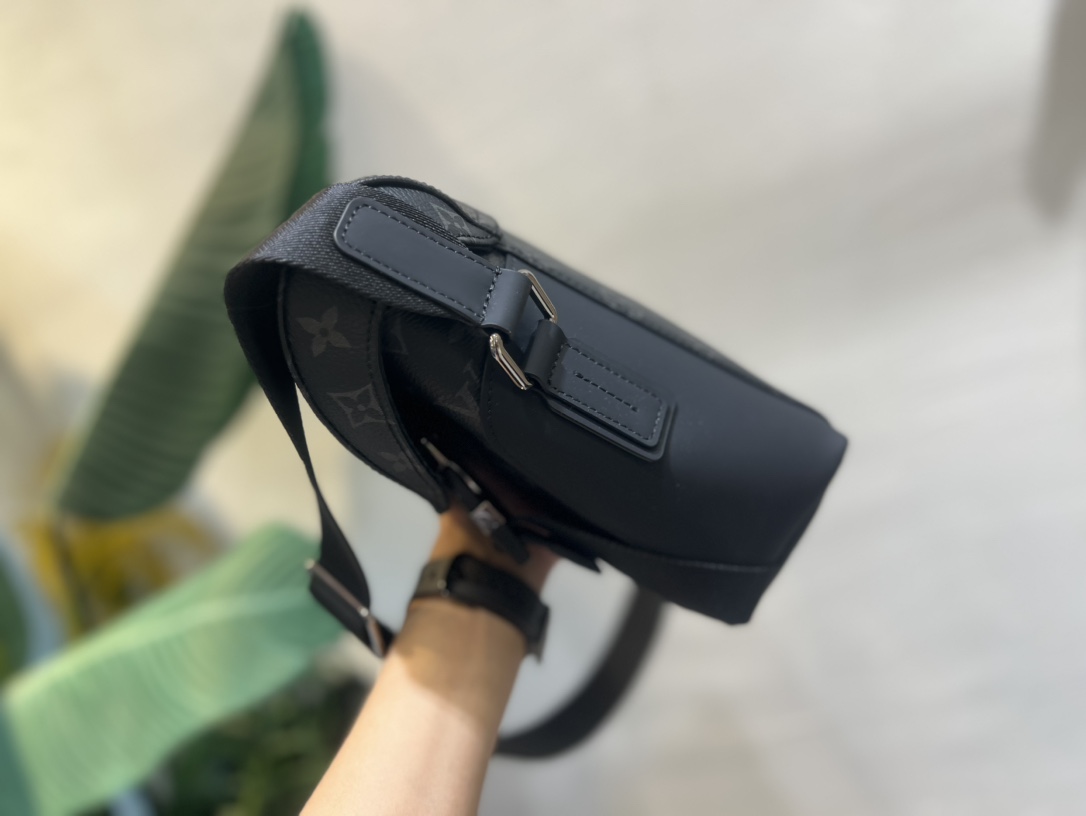！以经典学院风格为设计灵感！M40511这款Messenger MM Voyager中号邮差包采用柔软的Monogram Eclipse帆布材质 3