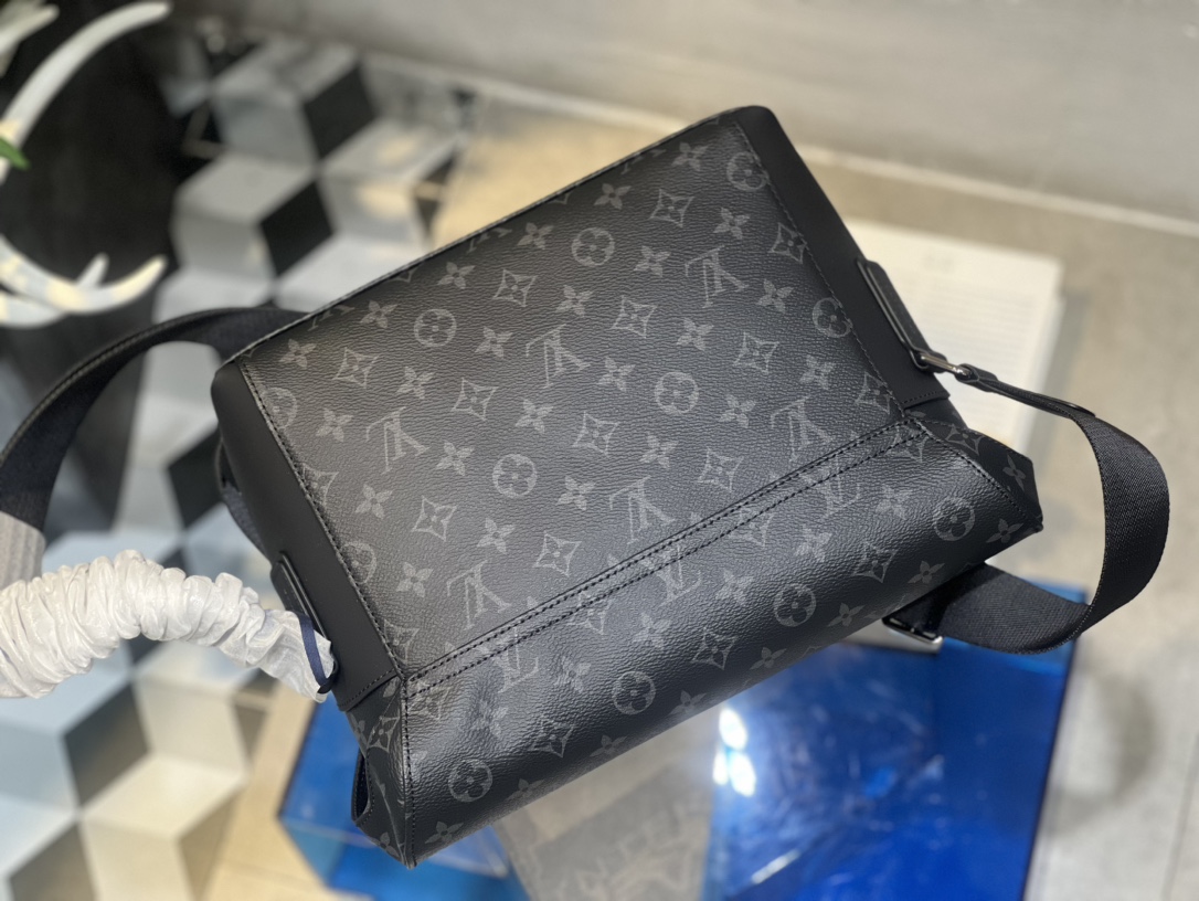 ！以经典学院风格为设计灵感！M40511这款Messenger MM Voyager中号邮差包采用柔软的Monogram Eclipse帆布材质 5