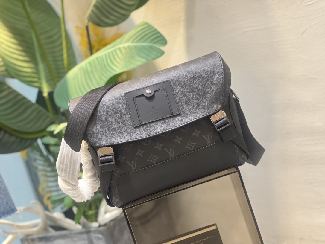 ！以经典学院风格为设计灵感！M40511这款Messenger MM Voyager中号邮差包采用柔软的Monogram Eclipse帆布材质 2