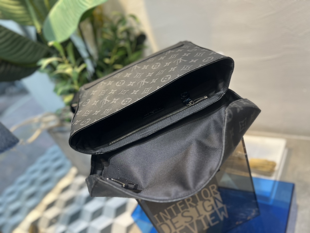 ！以经典学院风格为设计灵感！M40511这款Messenger MM Voyager中号邮差包采用柔软的Monogram Eclipse帆布材质 8