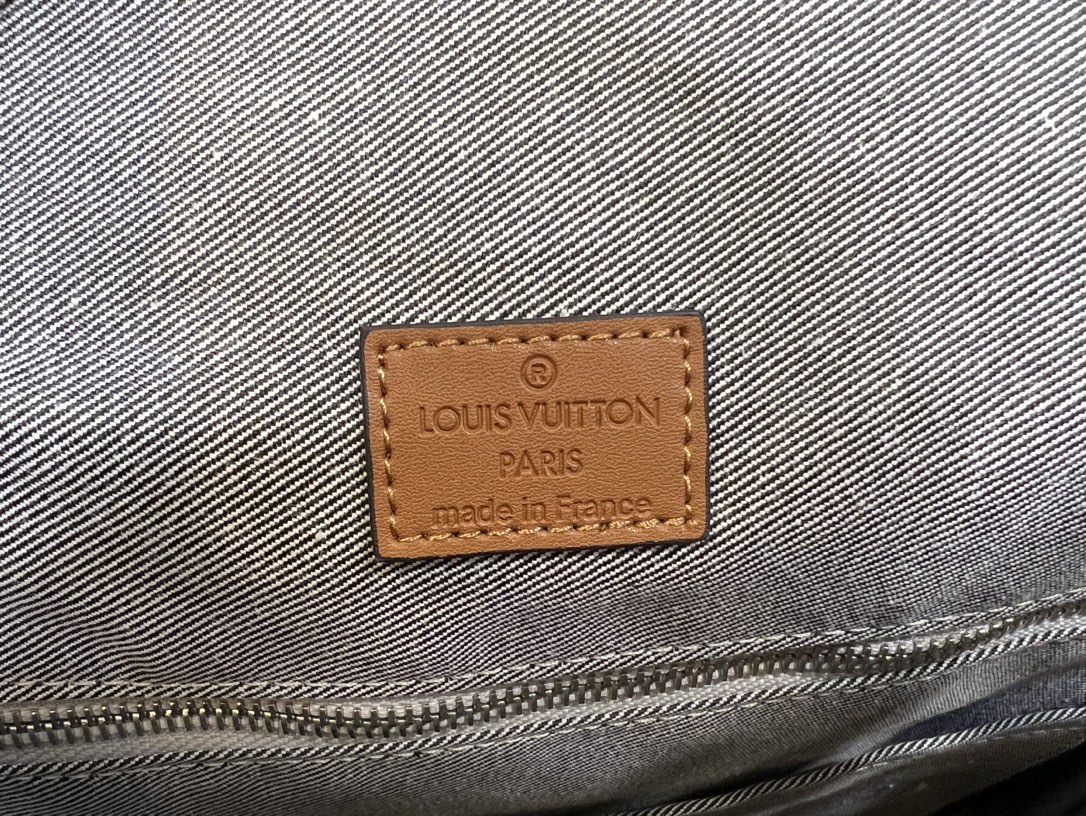 M46338這款Christopher MM背包以塗層帆布製作,深色背景上飾以藍色LV及Monogram花卉圖案 9