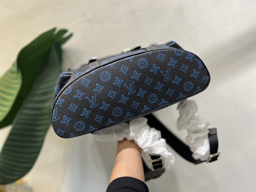 M46338這款Christopher MM背包以塗層帆布製作,深色背景上飾以藍色LV及Monogram花卉圖案 5