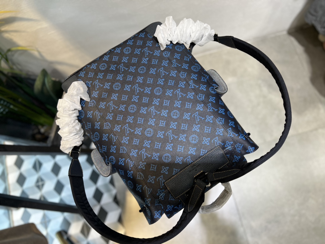 M46338這款Christopher MM背包以塗層帆布製作,深色背景上飾以藍色LV及Monogram花卉圖案 4