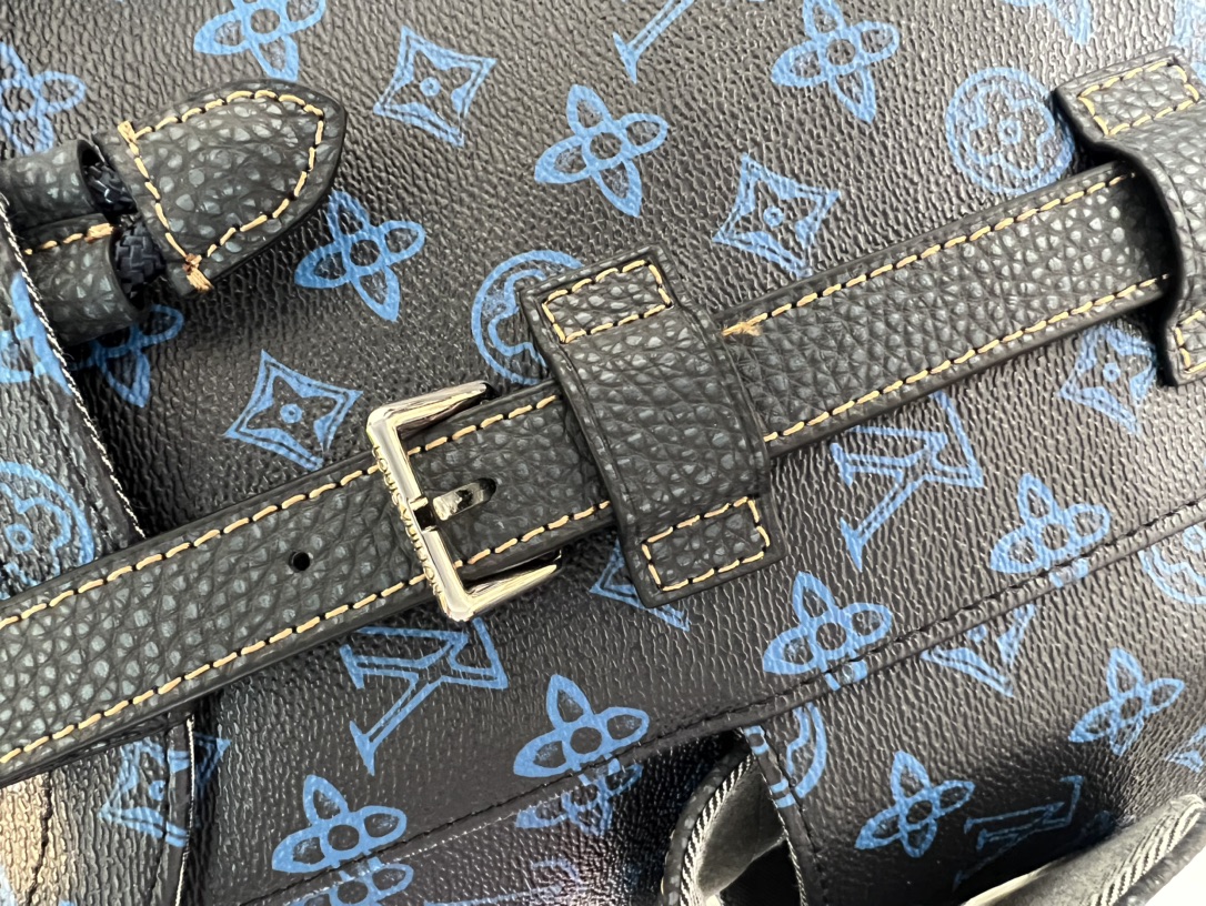 M46338這款Christopher MM背包以塗層帆布製作,深色背景上飾以藍色LV及Monogram花卉圖案 6