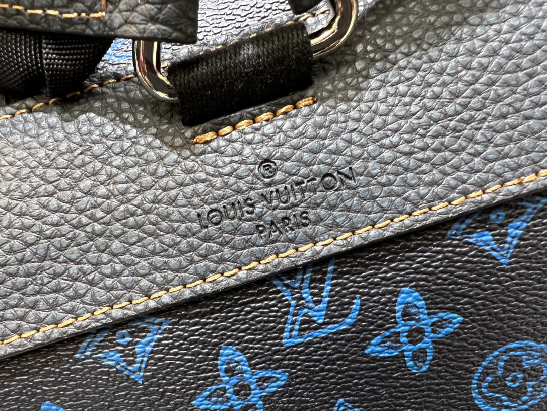 M46338這款Christopher MM背包以塗層帆布製作,深色背景上飾以藍色LV及Monogram花卉圖案 7