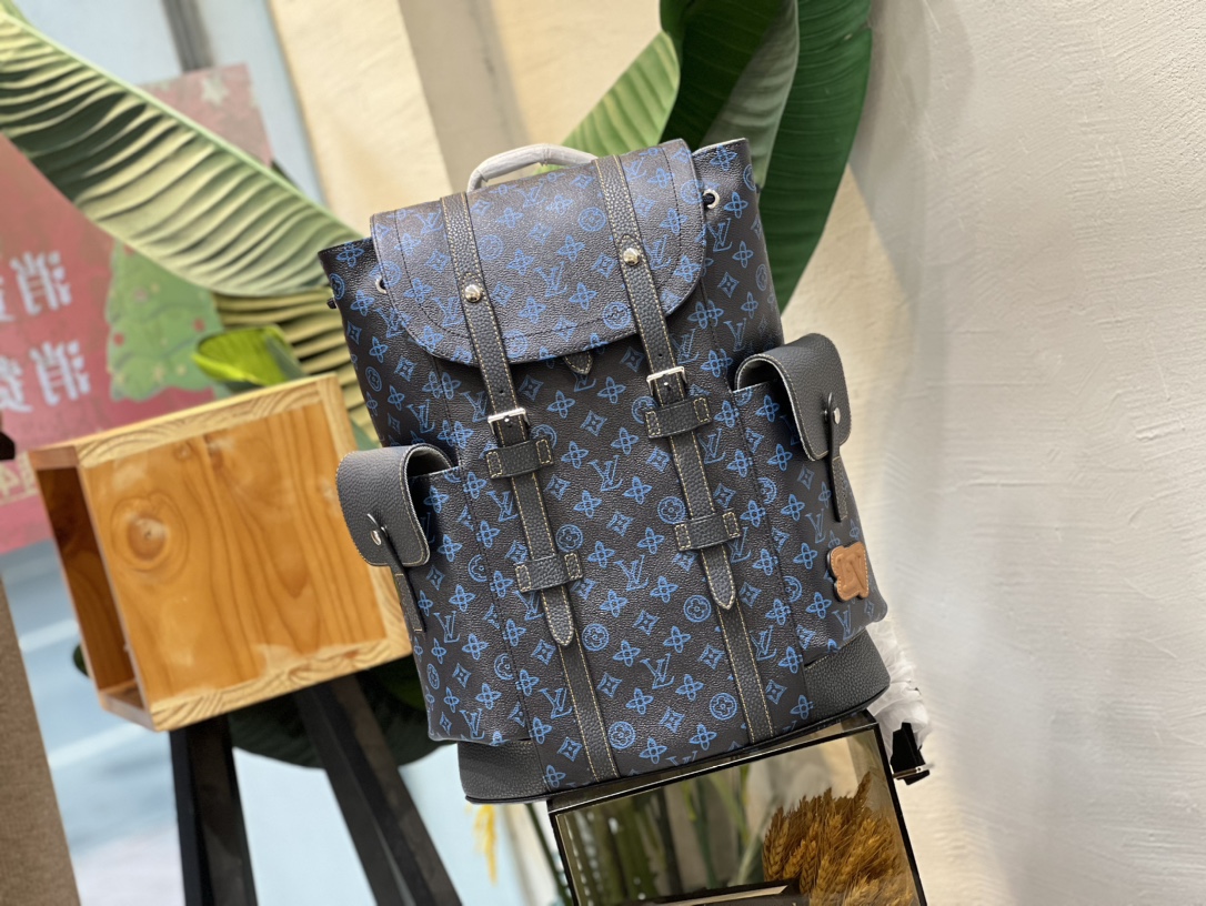 M46338這款Christopher MM背包以塗層帆布製作,深色背景上飾以藍色LV及Monogram花卉圖案 2