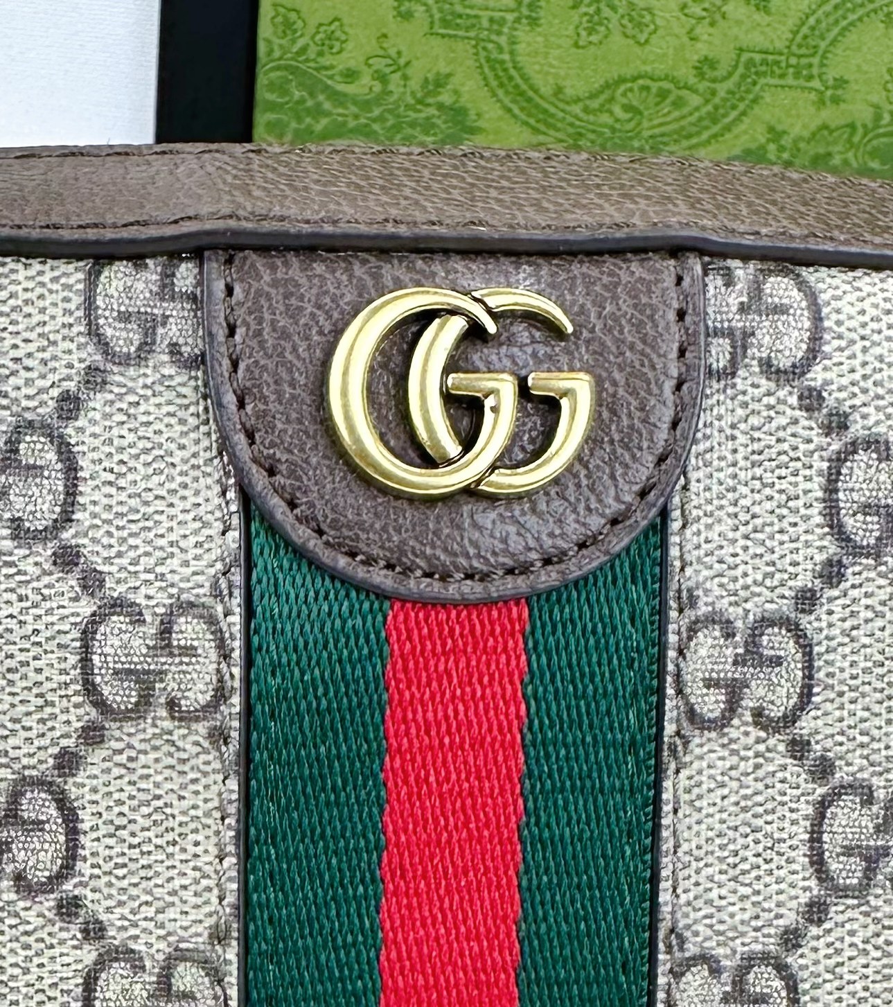 Gucci Ophidia GG小号肩背包 - モダンデザインと伝統の融合