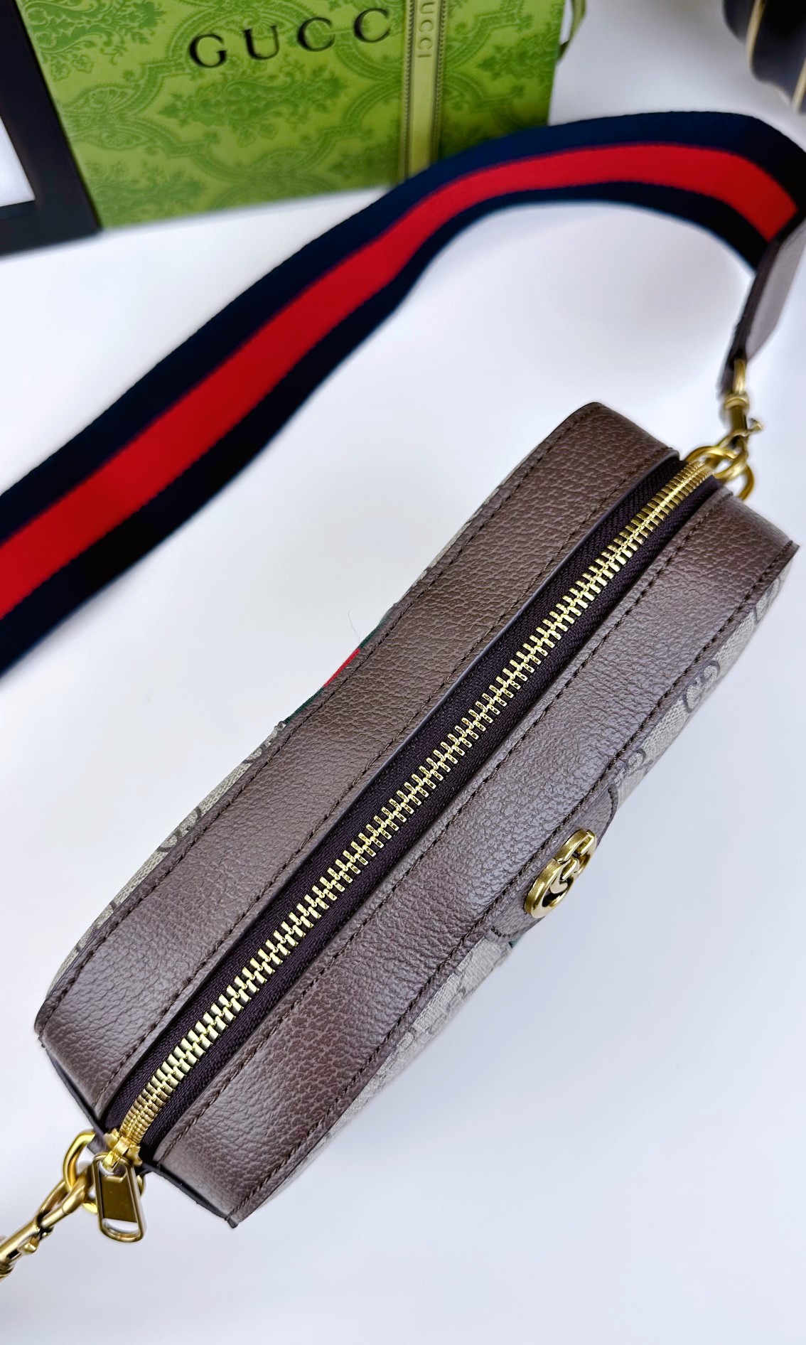 Gucci Ophidia GG小号肩背包 - モダンデザインと伝統の融合