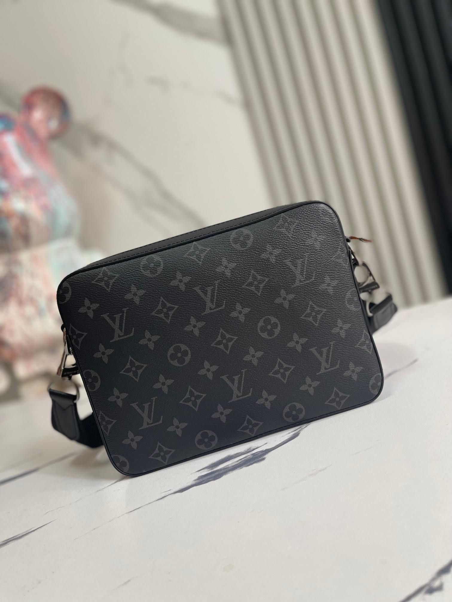 P400【顶级外‬单 独‮实家‬拍】 M69443黑灰 Trio 邮差包由 Monogram Eclipse 帆布与 Monogram Eclipse Reverse 帆布制成。标志性的同色调灰色图案凸显此多功能拼搭设计品的线条。除具备传统斜跨手袋的功能外，另配可脱卸拉链袋和附于包带上的零钱包。小包：12×7 cm中包：24×15 cm大包：26×5×18 cm