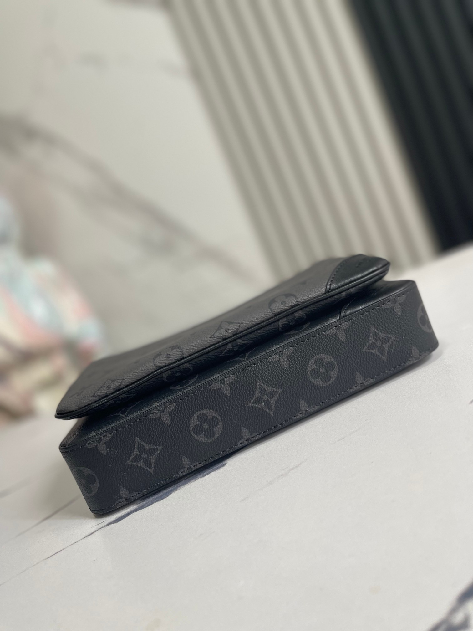P400【顶级外‬单 独‮实家‬拍】 M69443黑灰 Trio 邮差包由 Monogram Eclipse 帆布与 Monogram Eclipse Reverse 帆布制成。标志性的同色调灰色图案凸显此多功能拼搭设计品的线条。除具备传统斜跨手袋的功能外，另配可脱卸拉链袋和附于包带上的零钱包。小包：12×7 cm中包：24×15 cm大包：26×5×18 cm