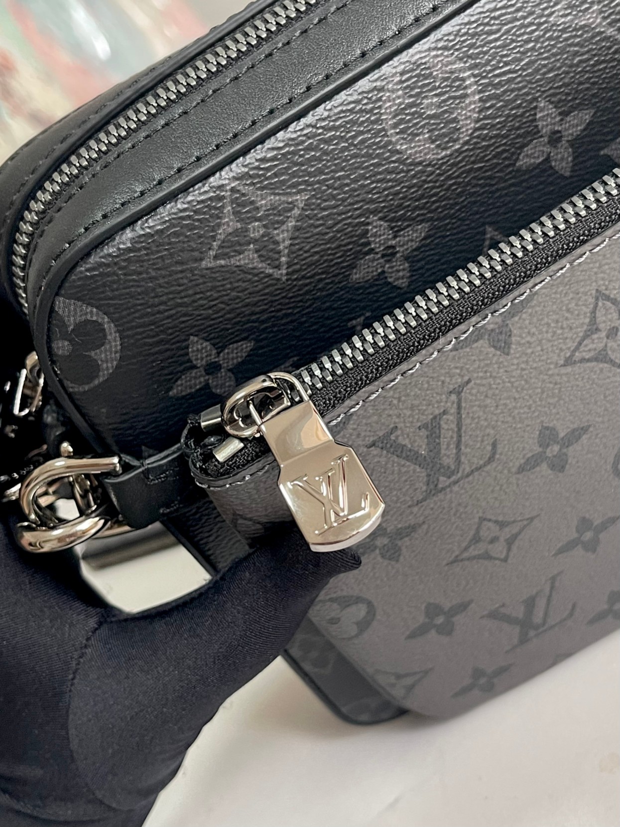 P400【顶级外‬单 独‮实家‬拍】 M69443黑灰 Trio 邮差包由 Monogram Eclipse 帆布与 Monogram Eclipse Reverse 帆布制成。标志性的同色调灰色图案凸显此多功能拼搭设计品的线条。除具备传统斜跨手袋的功能外，另配可脱卸拉链袋和附于包带上的零钱包。小包：12×7 cm中包：24×15 cm大包：26×5×18 cm