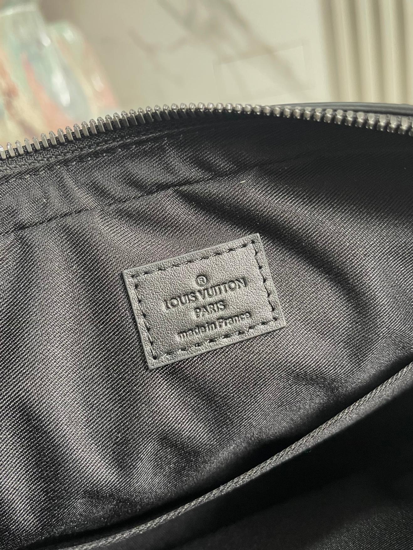 P400【顶级外‬单 独‮实家‬拍】 M69443黑灰 Trio 邮差包由 Monogram Eclipse 帆布与 Monogram Eclipse Reverse 帆布制成。标志性的同色调灰色图案凸显此多功能拼搭设计品的线条。除具备传统斜跨手袋的功能外，另配可脱卸拉链袋和附于包带上的零钱包。小包：12×7 cm中包：24×15 cm大包：26×5×18 cm