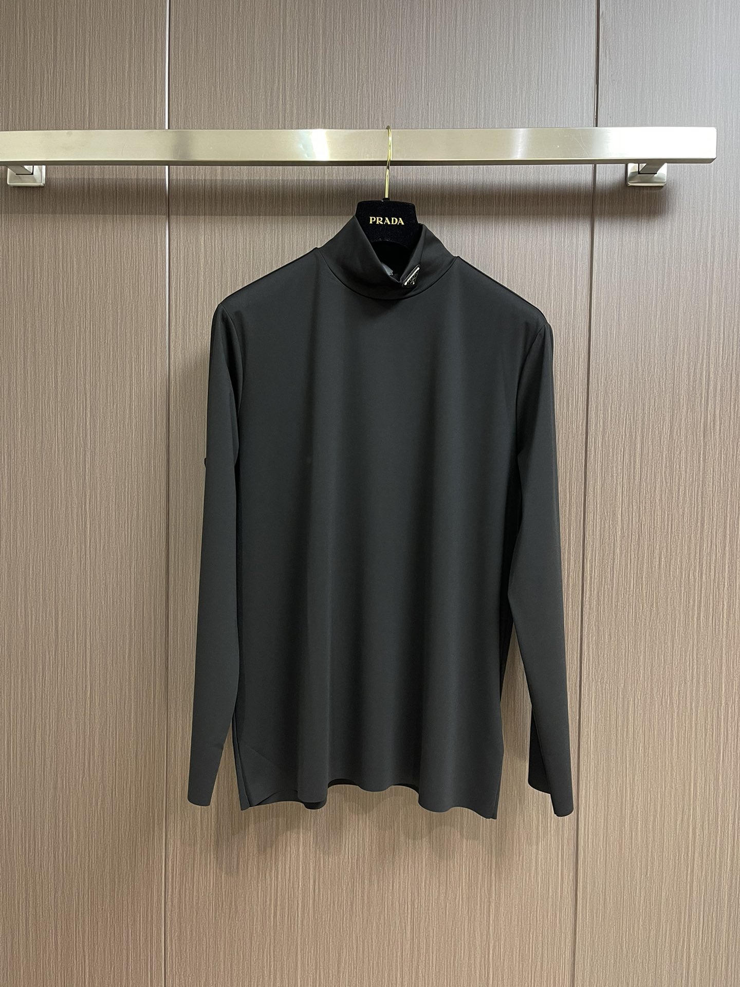 NO:507251,Prada classic stand collar logo stretch long-sleeved base shirt, a must-have base shirt, a classic super large stretch nylon fabric that is always popular, tight effect, whether worn alone or as an inner wear, it is awesome~ There is a triangle enamel logo on the stand collar, and you can buy it directly in black and white basic style S-M-L, prada, alexander wang19860909Prada 经典款立领徽标弹力长袖打底衫,必备的打底衫,持续火爆的经典款超大弹力尼龙面料,紧身效果,无论是单穿还是做为内搭都是绝绝子～立领上有三角珐琅徽标,黑白两色基础款直接入手吧 尺码S-M-L,,prada,alexander wang,Men's clothing