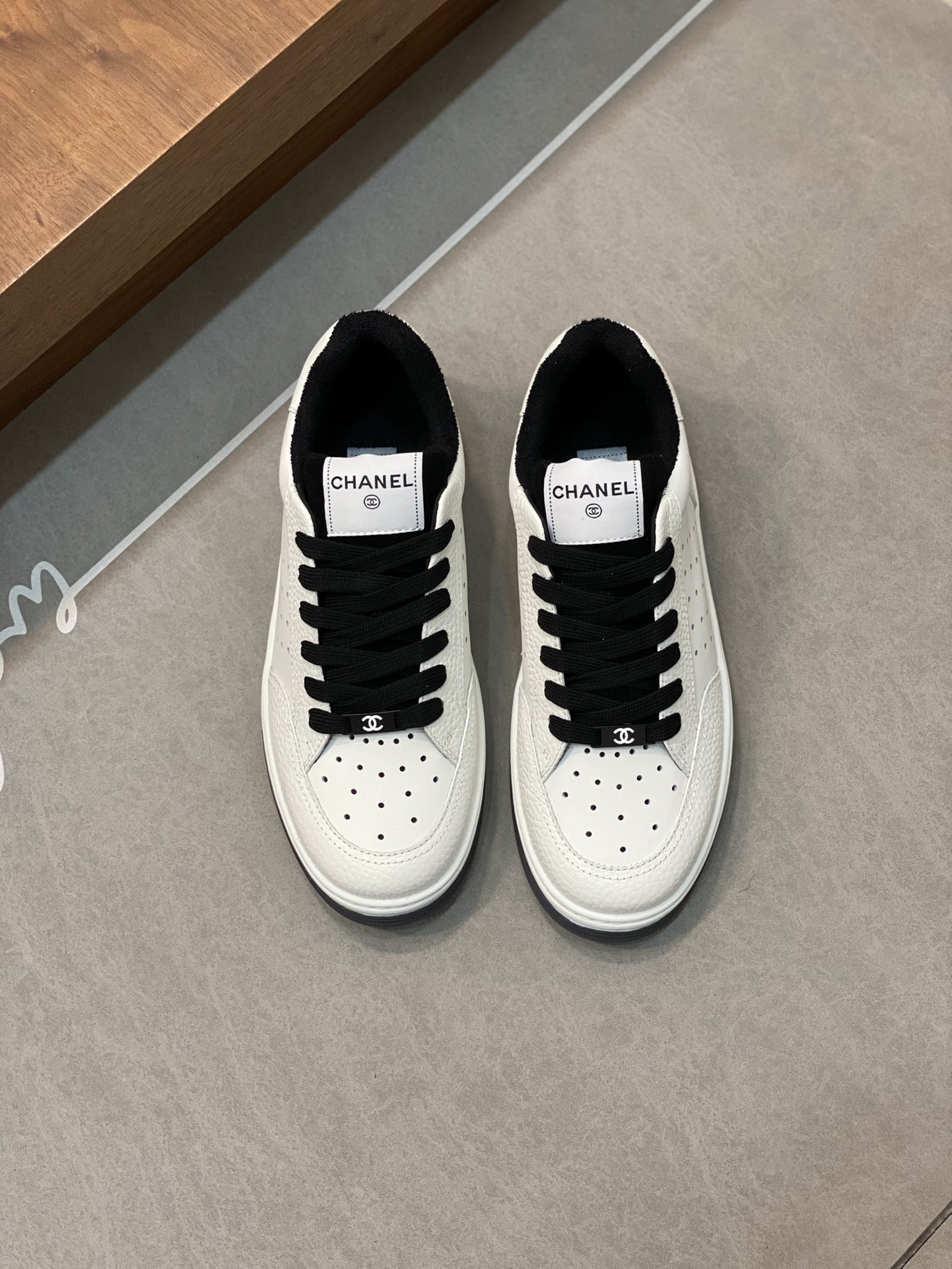 Nuevas zapatillas deportivas de primavera y verano de Ch@nel. El material es piel de becerro perforada importada de Ita…