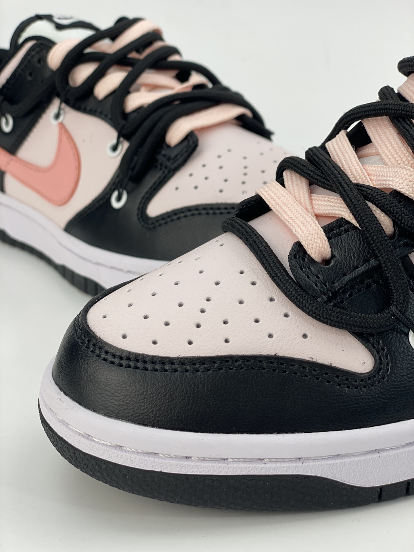 NIKE SB Dunk Low black light cherry blossom pink strap CW1590-100