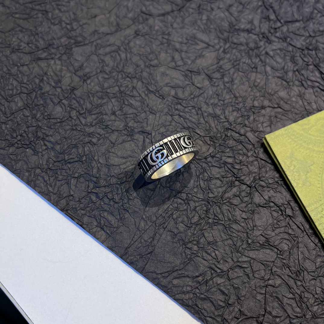 NO:664938,* Three-dimensional retro double G stripe ring. The purchasing quality is the best among all versions on the market. The effect is great when you try it. It is very suitable for couples. It is best friend's style. It is a long-term hit. The effect is very good. Size: 12-24, fine jewelry, ring19860909* 立体复古双G 条纹戒指 代购品质 秒杀市面所有版本 上手效果赞 很适合做情侣款 闺蜜款,长期爆款 上手效果非常好看 Size: 12-24,饰品精品,ring,Jewelry