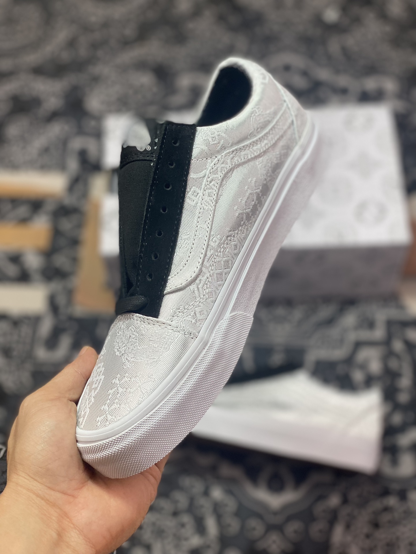 Clot x Fragment Design x Vans upper uses white silk material to cover the shoes