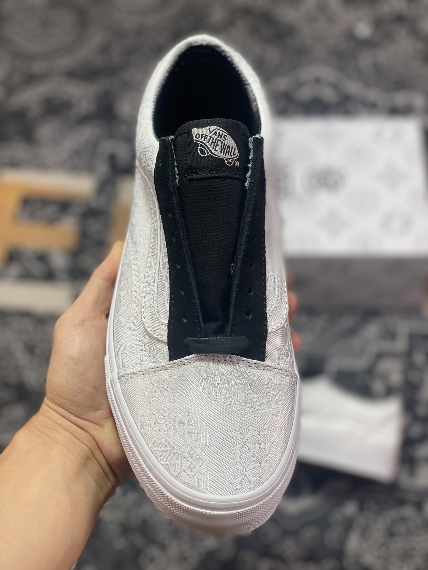 180   Clot x Fragment Design x Vans 鞋面采用白色真丝绸材质覆盖 鞋