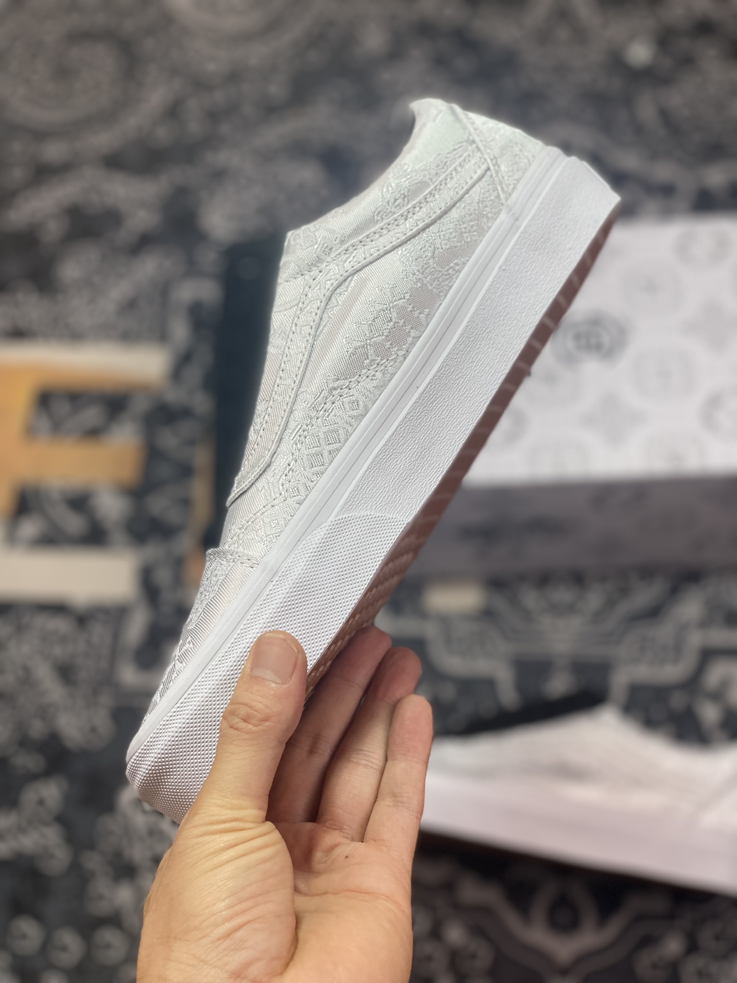 180   Clot x Fragment Design x Vans 鞋面采用白色真丝绸材质覆盖 鞋