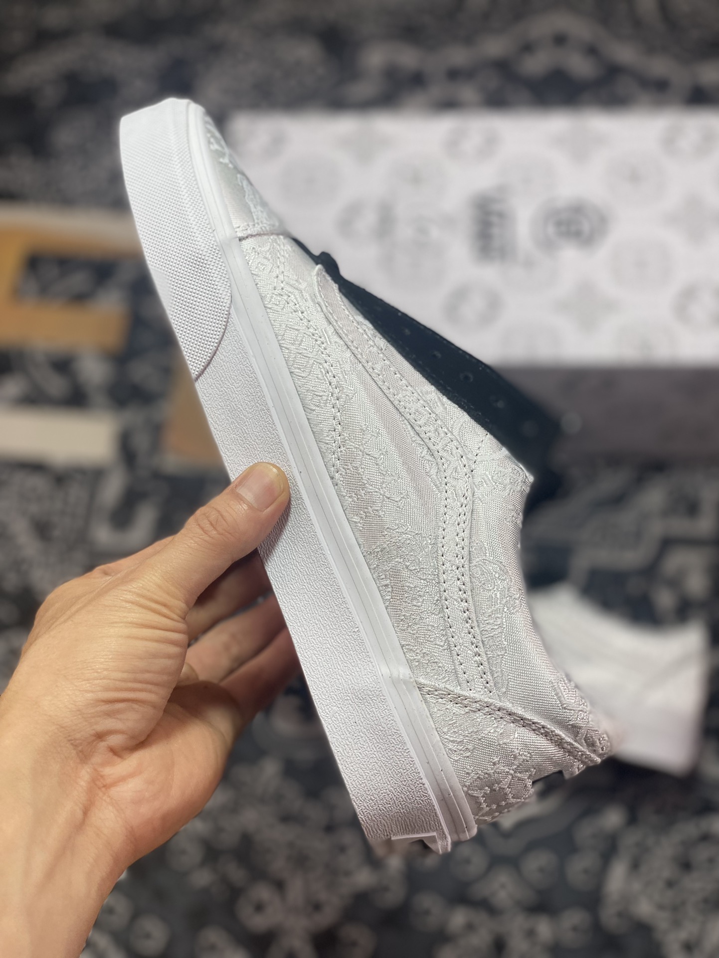 Clot x Fragment Design x Vans upper uses white silk material to cover the shoes