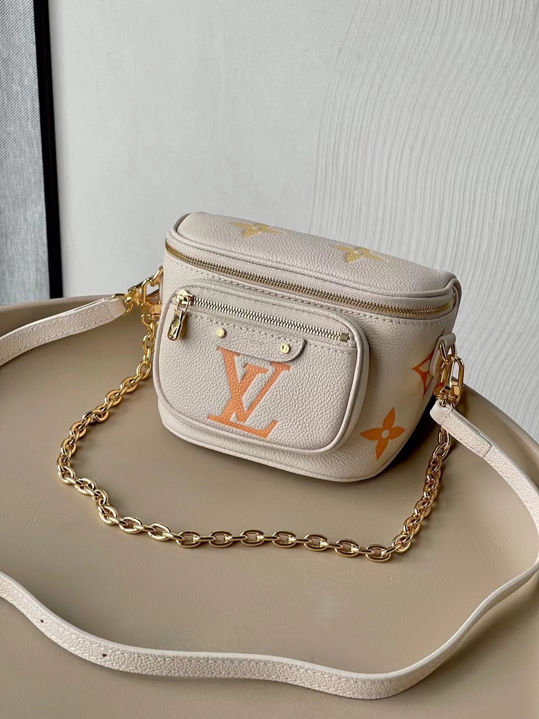 LV Mini Bumbag сумка L VGradient серыя Monogram Empreinte цісненне градыентны колер асноўнае аддзяленне на маланцы здымны ланцужок-рамень поясная сумка праз плячо - топ-якасць