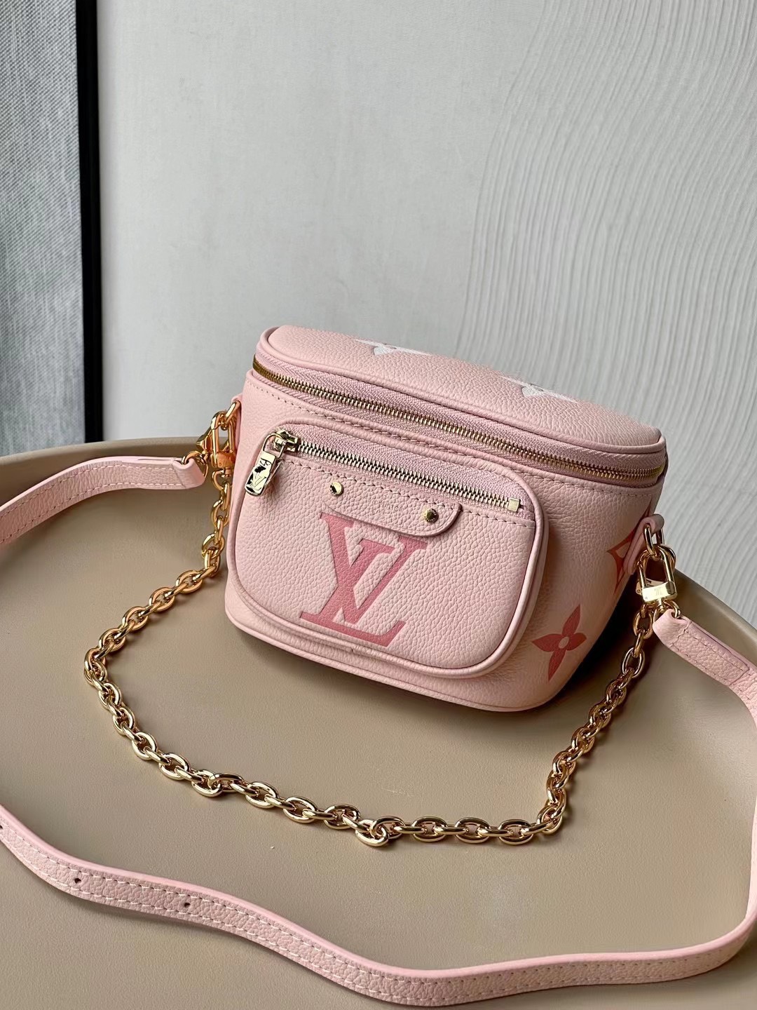 LV Mini Bumbag сумка L VGradient серыя Monogram Empreinte цісненне градыентны колер асноўнае аддзяленне на маланцы здымны ланцужок-рамень поясная сумка праз плячо - топ-якасць