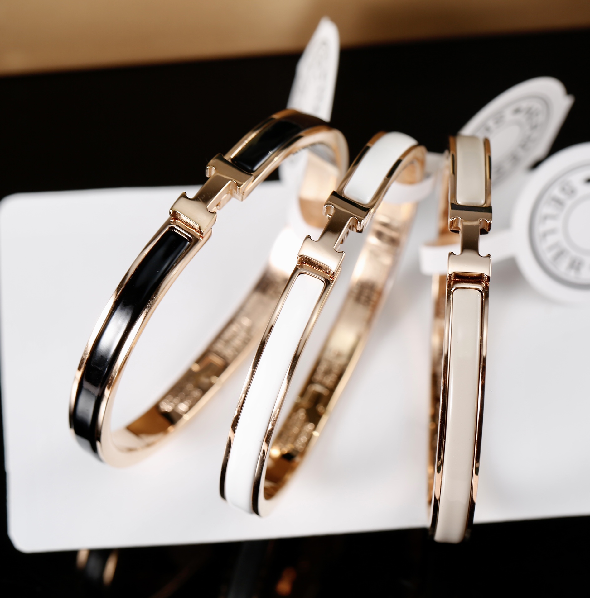 NO:101534,Hermes narrow version enamel bracelet (multi-color selection) Super versatile and exquisite, small and exquisite, milk tea, white, black and other hot colors to choose from. High-quality Super vernacular enamel color matching is even and shiny, hardware is skin-friendly and has weight. Any time you get started, it is very versatile and fashionable, Hermes bracelet, hermes, hermes, bracelet19860909Hermes窄版珐琅手镯（多色可选） 超级百搭又精致,小巧玲珑,奶茶,白色,黑色等热卖色系可挑选 高版本,高品质 超正珐琅配色均匀而有光泽 ,五金亲肤又有份量 随便一上手,都非常百搭时尚,爱马仕手镯,hermes,hermes,bracelet,Jewelry