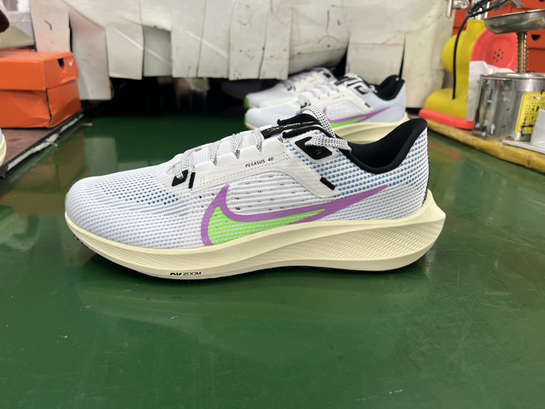 Edición 40 de Aterrizaje Lunar Número de artículo: FJ1051 100 Blanco verde Azul rojo gancho Nike Zoom Pegasus…